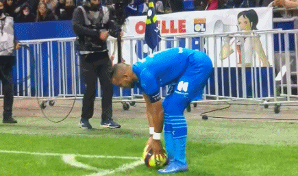 赫内斯：拜仁再次成为一座堡垒；孔帕尼像老母鸡一样保护球员