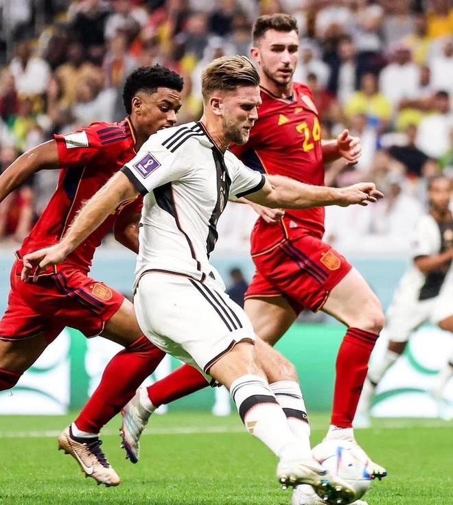 苏翊鸣在2025-2026赛季国际雪联单板滑雪世界杯北京站夺冠，以181.00分刷新个人最佳，连续完成三个1980度空翻，展现卓越实力。