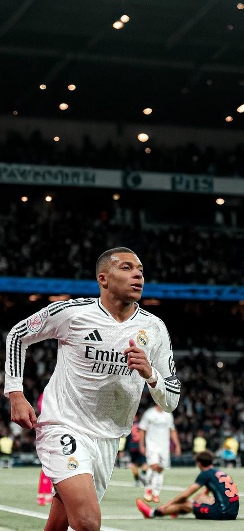 记者：球员间有梅西和德保罗这般挚友很棒，球队间有就很怪了