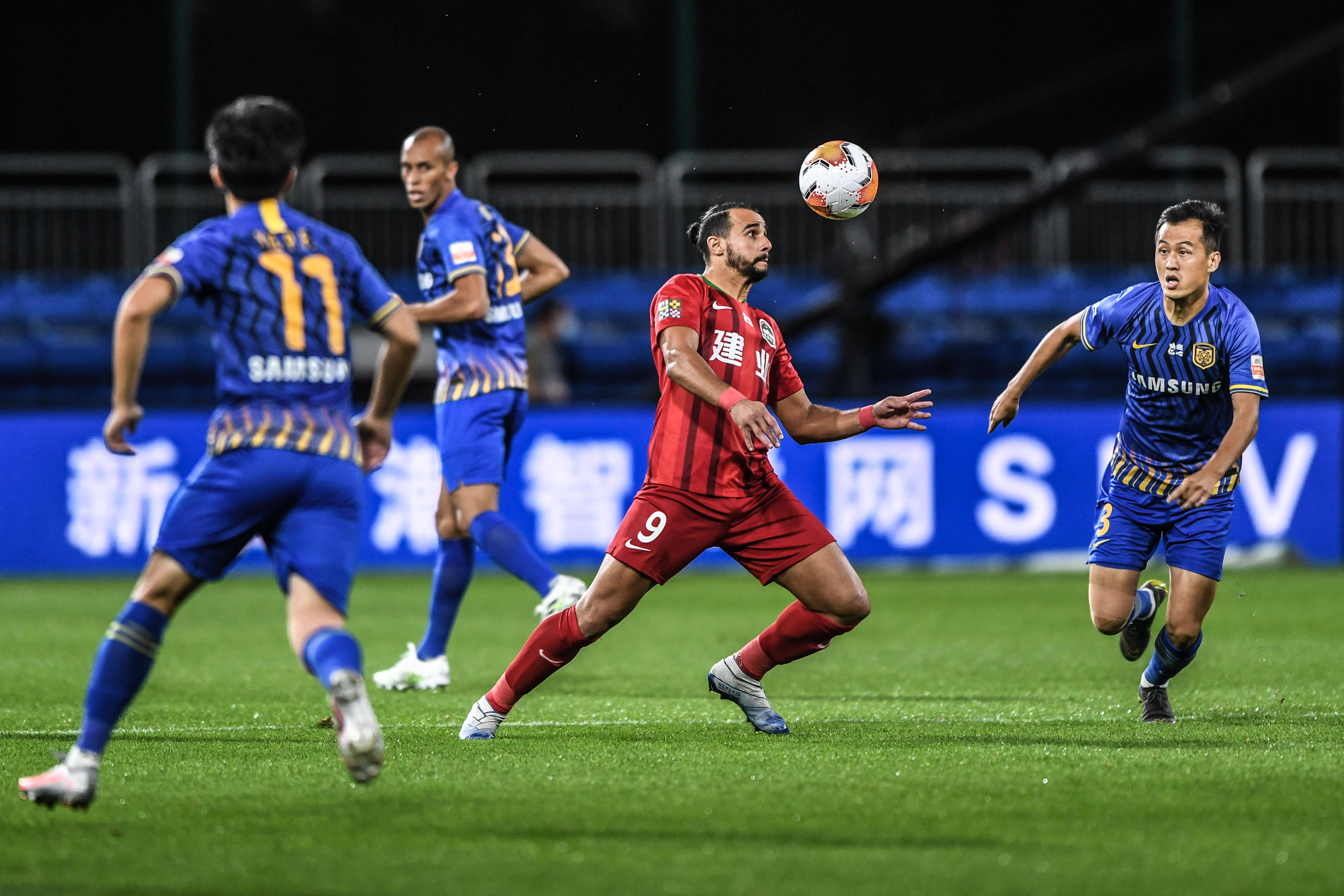 梅西小时候铃声响了不回教室，老师批评他：马拉多纳只有一个