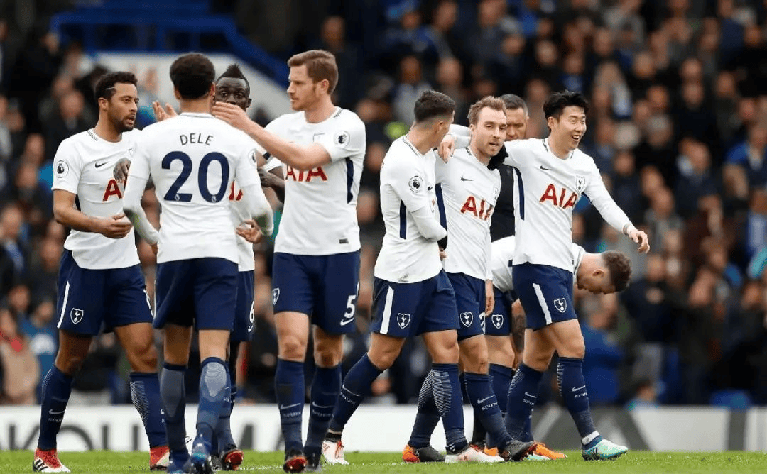 梅西赛前将球衣赠予安哥拉总统，总统回赠他一座纪念奖杯